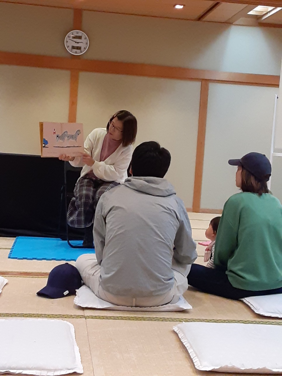 写真1：「絵本を読んでいるところ」　