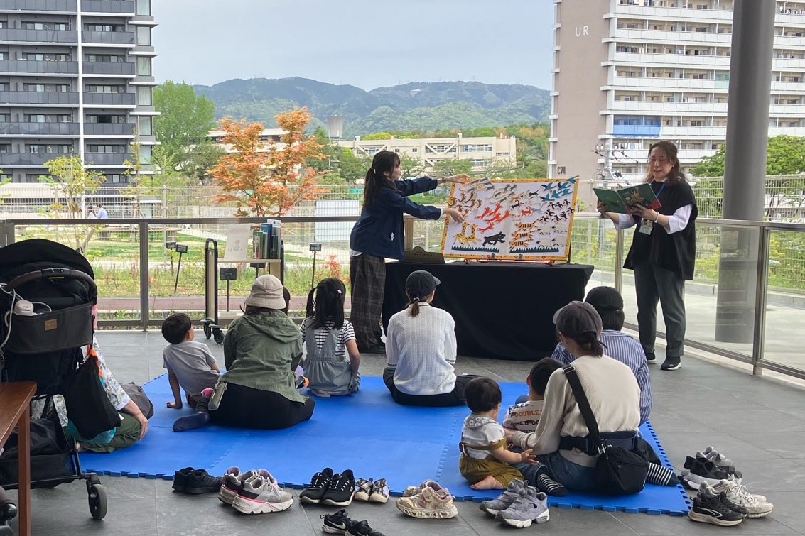 写真パネルシアター『どうぶつなんびき』実演の様子。