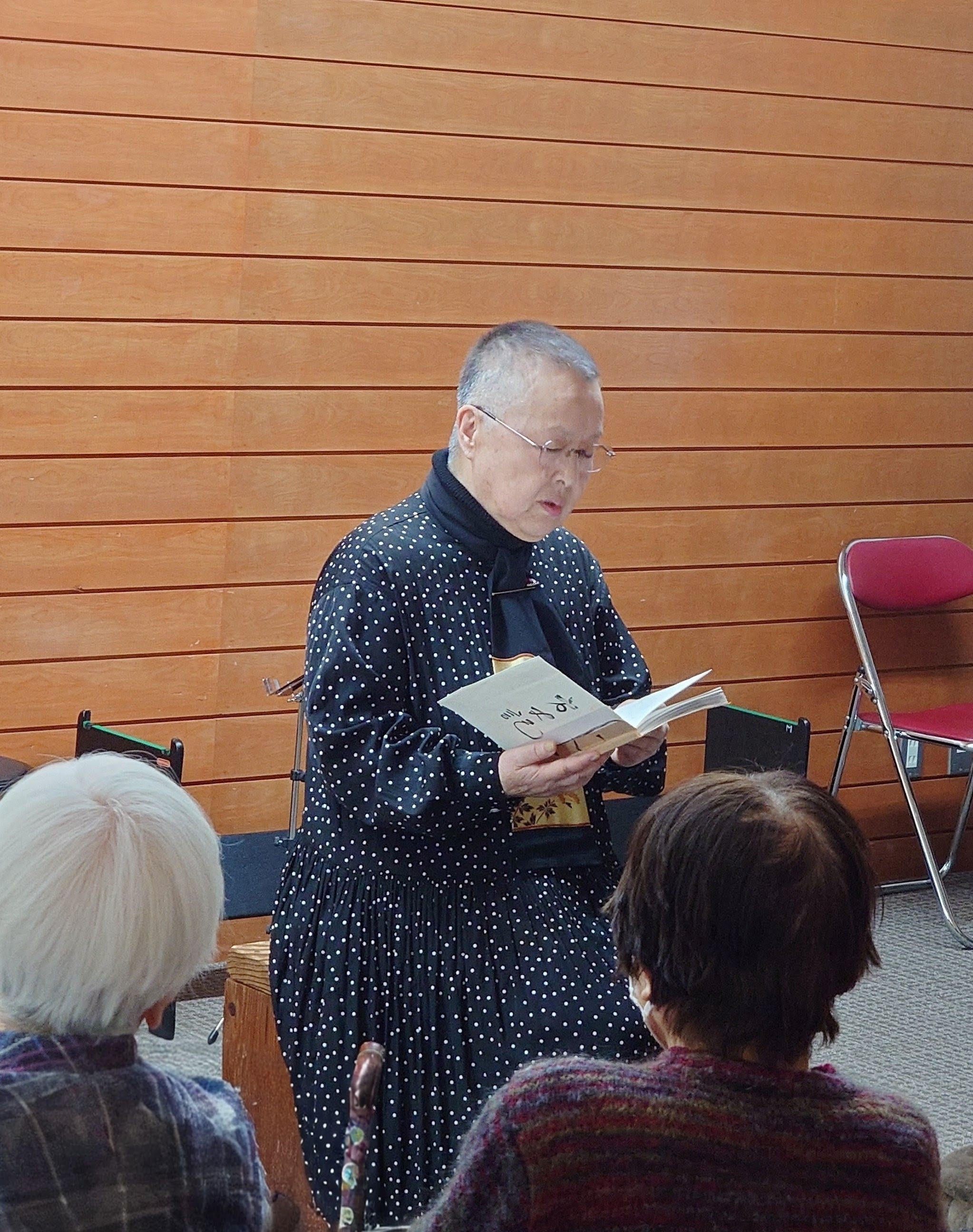 写真1：朗読の様子