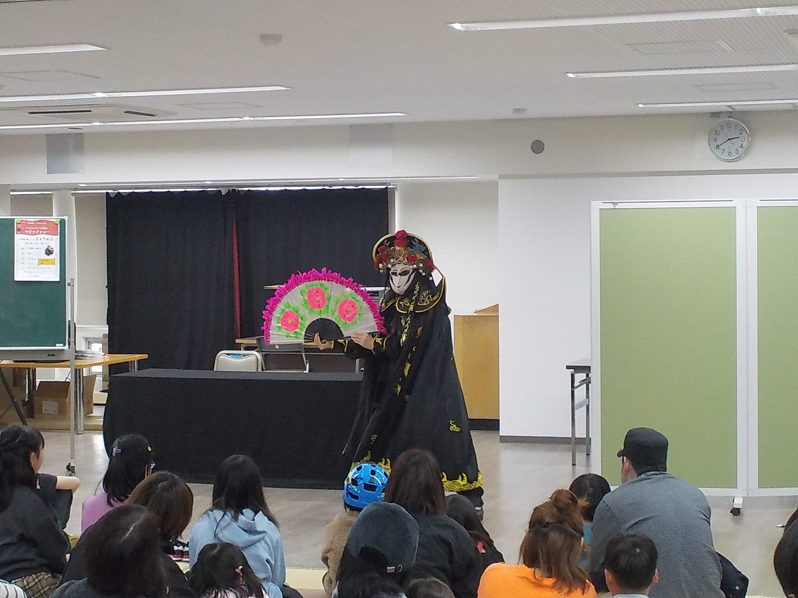 画像１：変面ショーを見る参加者たち