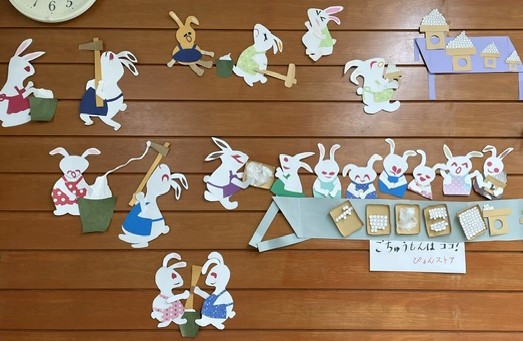 写真2：ウサギさんたちが餅つきをして、たくさんのお団子を作っています。
