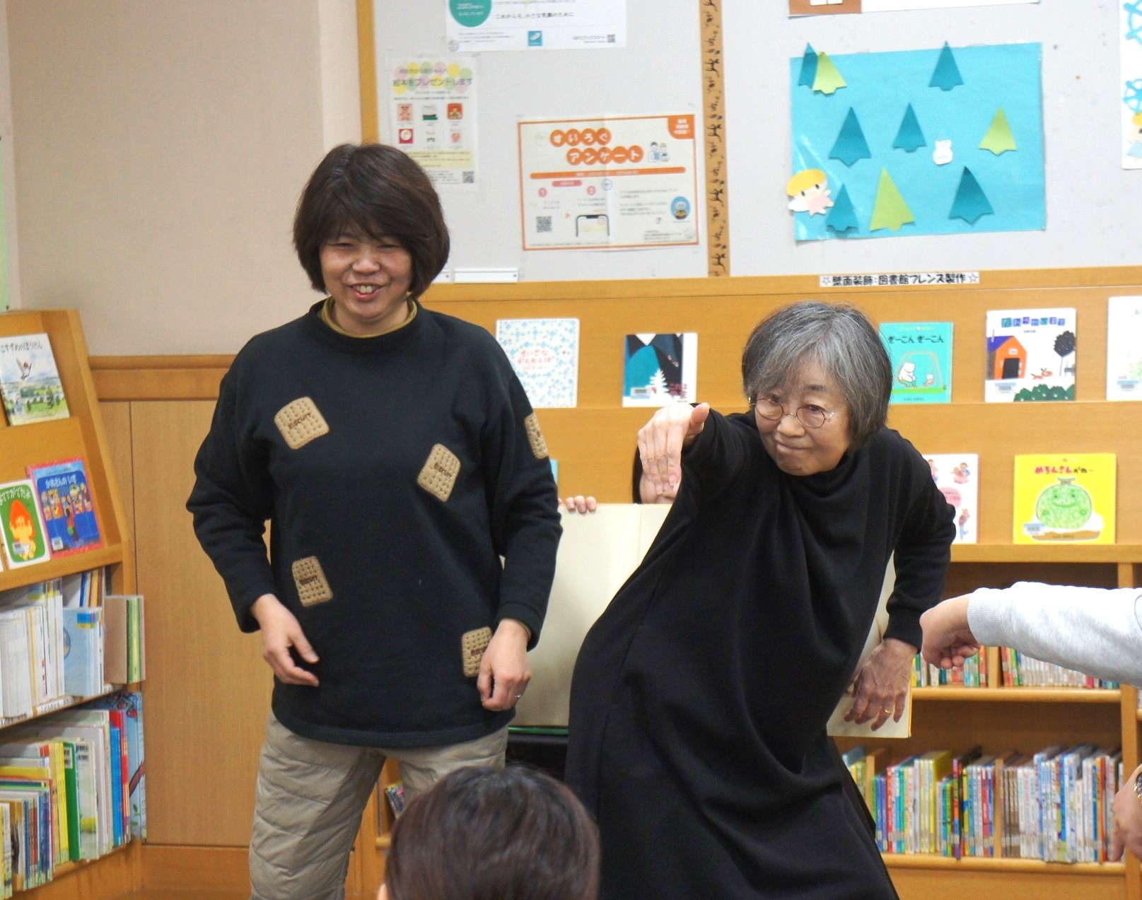 写真1 ：『はい、タッチ』の読み聞かせの様子。