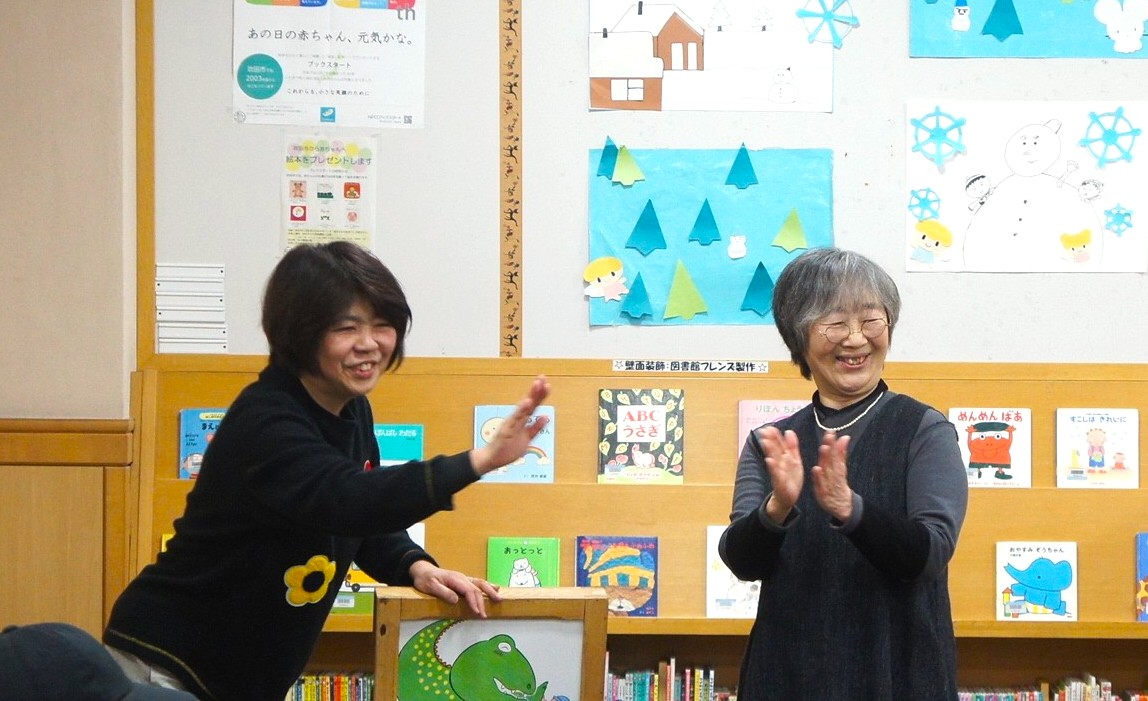 写真2：『おしくら・まんじゅう』の読み聞かせの様子。