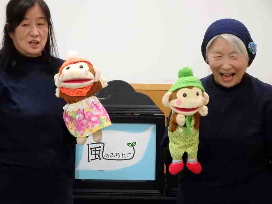 画像1：風のぶらんこの公演の様子。