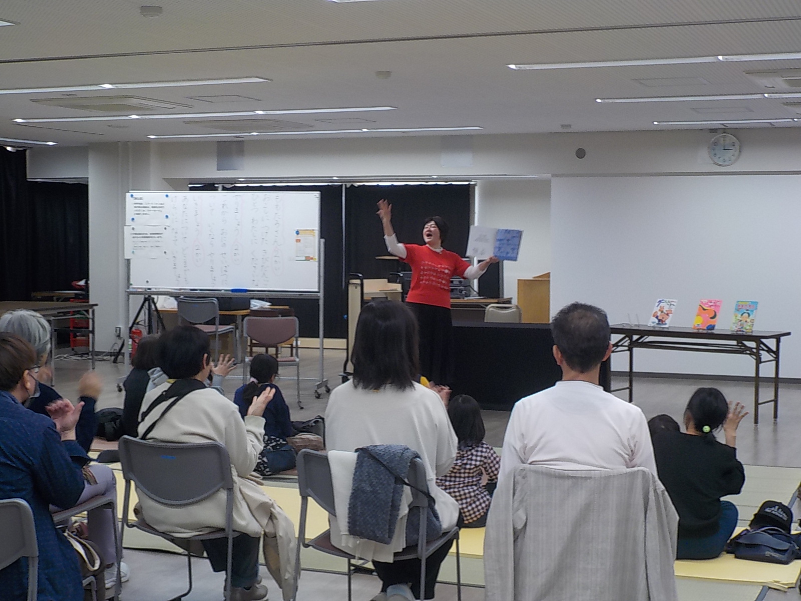 写真1：手話の読み聞かせをしている様子