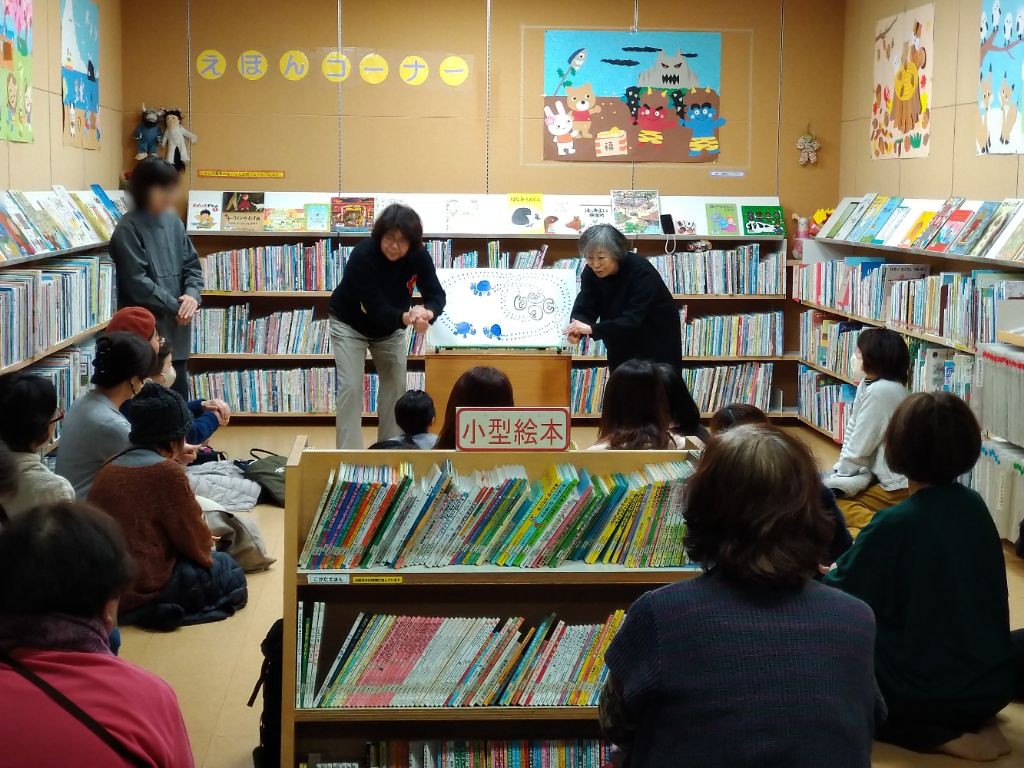 写真1：手話でえほんの読み聞かせをしている様子