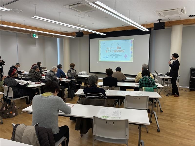 写真2：健康医療情報講座「守ろう健口（けんこう）　防ごう誤嚥性肺炎」で参加者に対して丁寧に説明されている講師の様子。