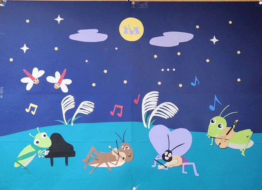 満月の夜にススキ野原で、コオロギやスズムシなど秋の虫たちが、ピアノ、バイオリン、ビオラ、チェロを演奏している。9月の壁面飾り。