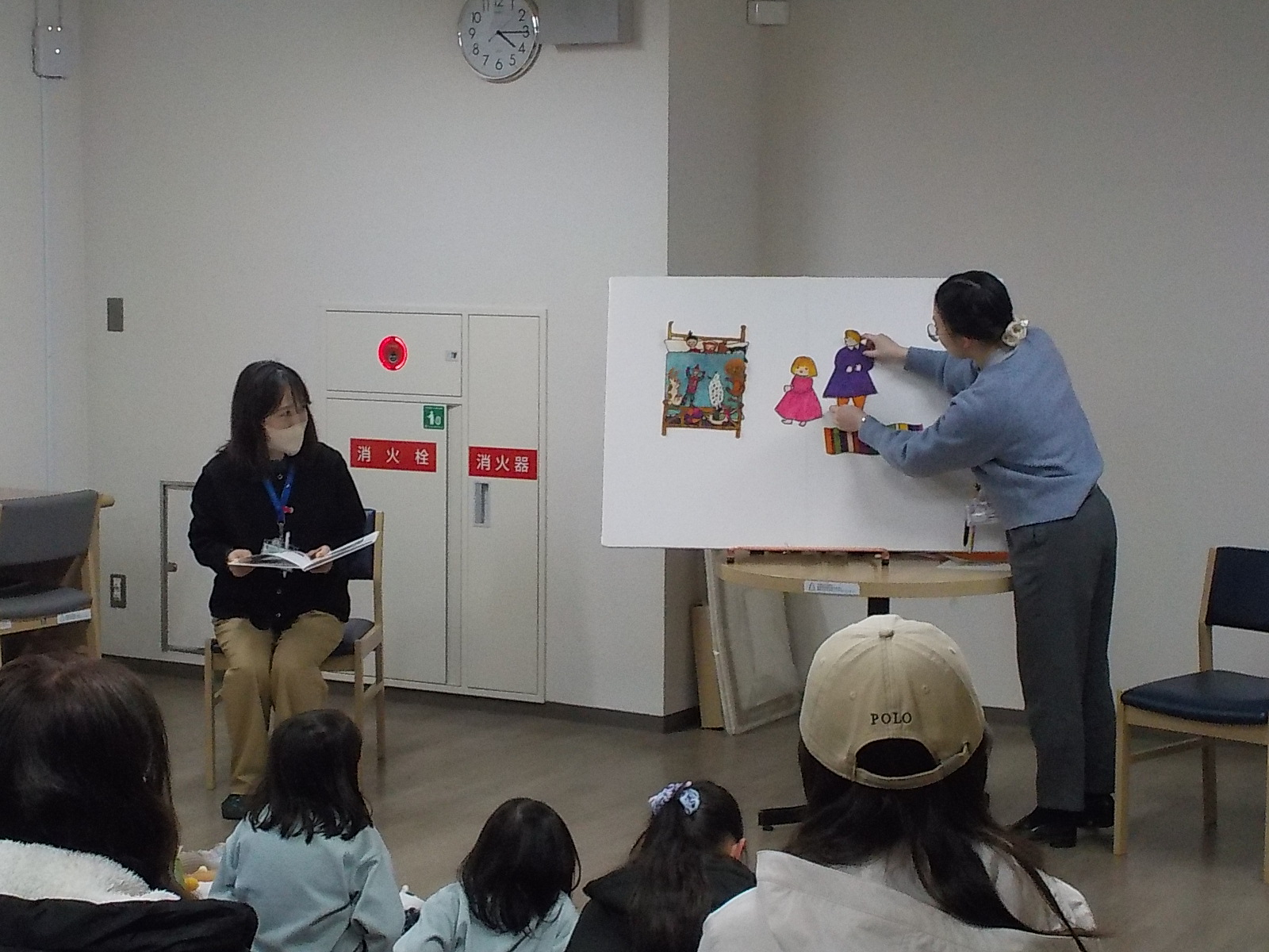 写真参加者が、おはなし会で絵本パネルシアターを楽しむ様子