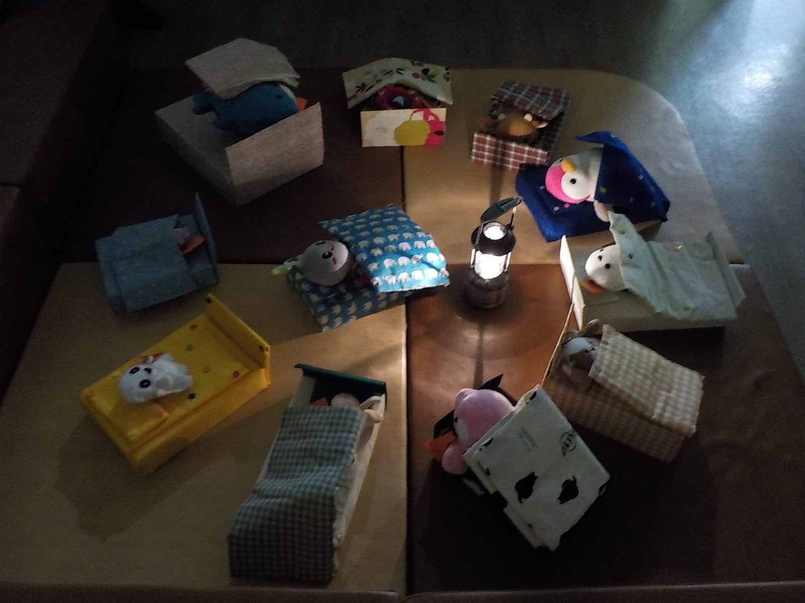 写真ぬいぐるみたち、みんなで灯りを囲んで「おやすみなさい」