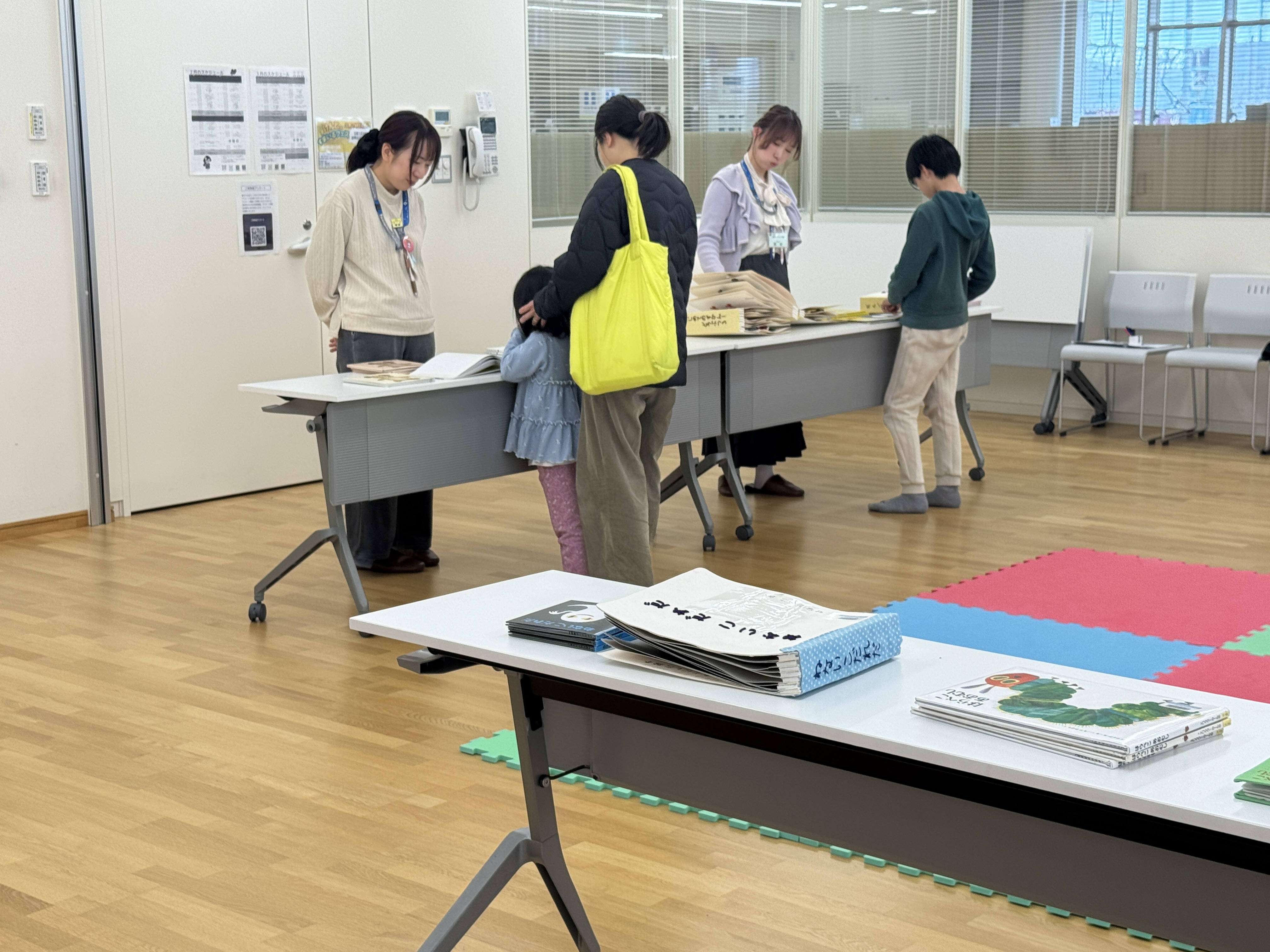 画像参加者が展示しているさわる絵本と通常の絵本を見比べている様子。