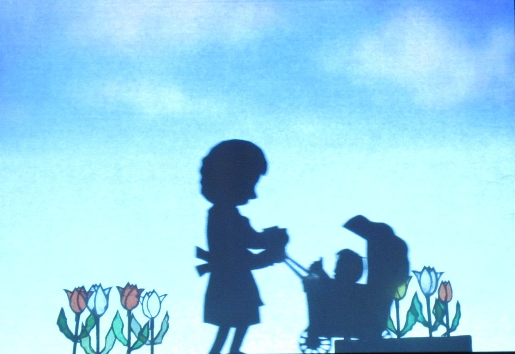 写真影絵「ちゅーりっぷ」の一場面