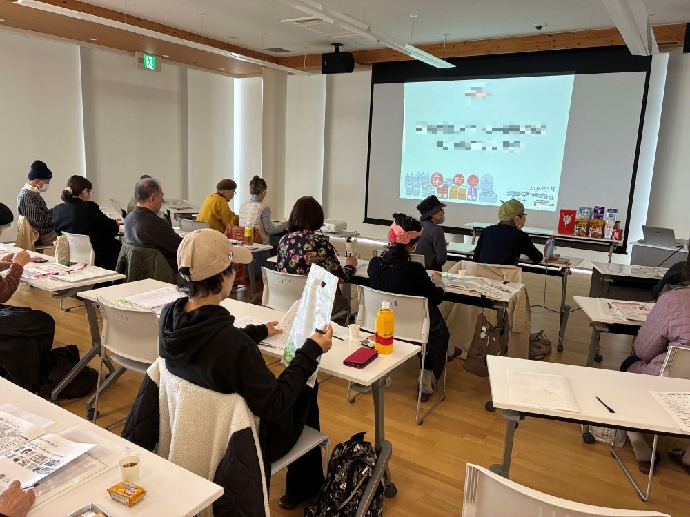 写真健康医療情報講座「防災とくらし」で配付資料を手に講演を聴いている参加者の様子。