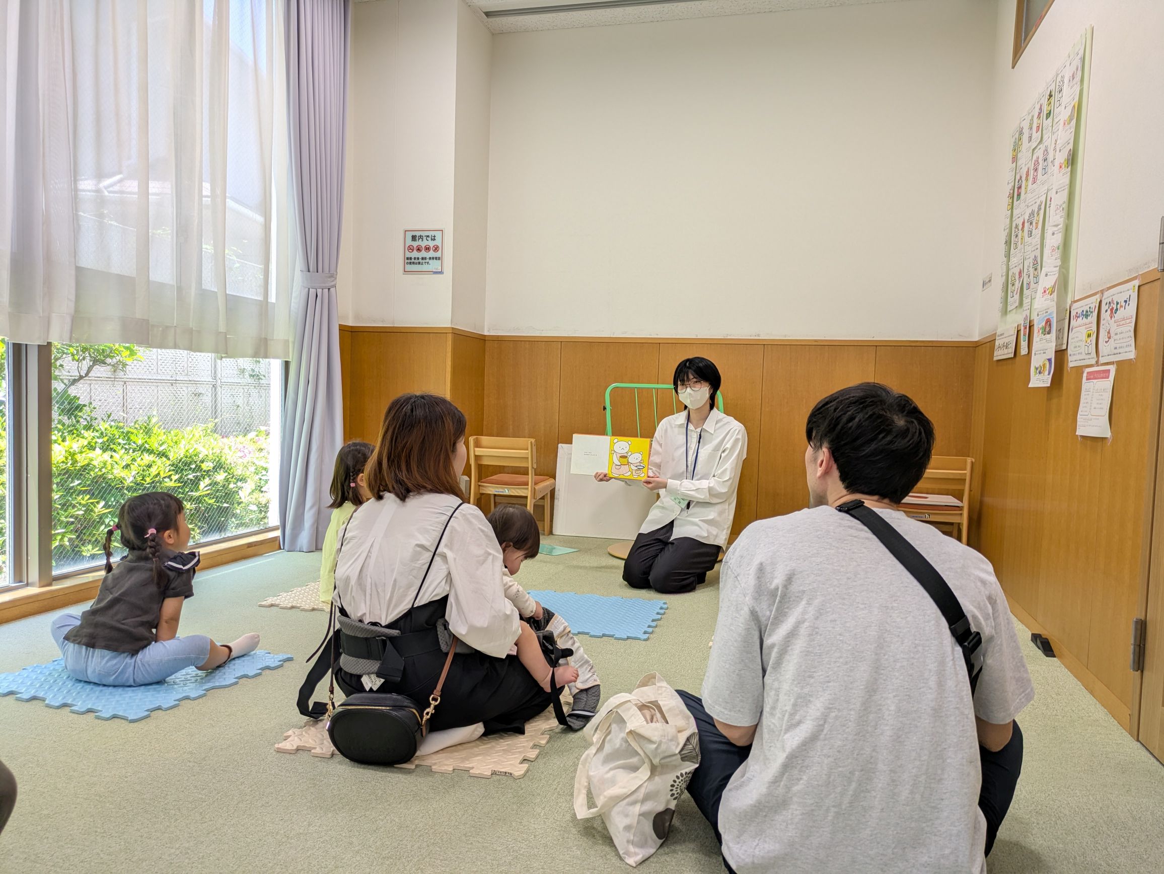 写真絵本『しろくまちゃんのほっとけーき』を読んでいるところ