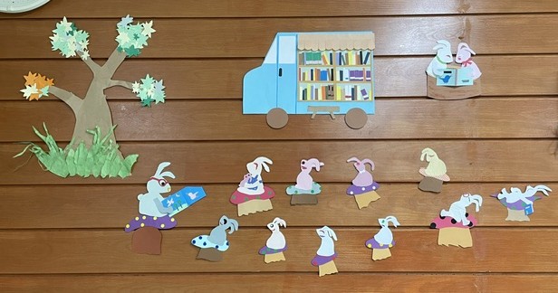 写真ウサギさんたちが絵本の読み聞かせに参加しています。