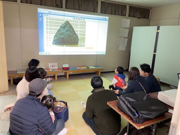 写真：マルチメディアデイジーの『おにぎり　おむすび』を上映している様子