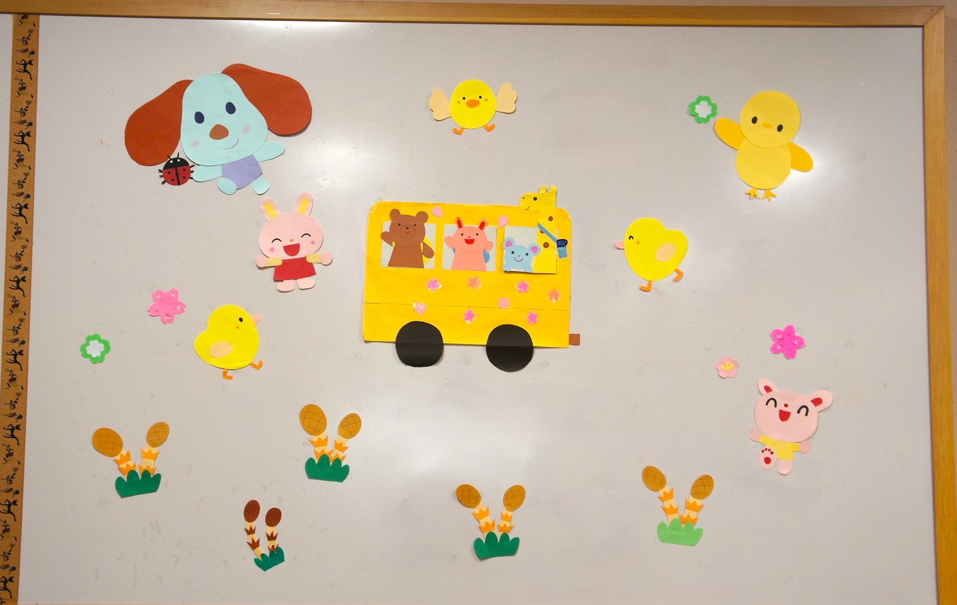 画像：つくし。桜。バス。ひよこ。うさぎ。犬。てんとう虫。4月の壁面装飾です。