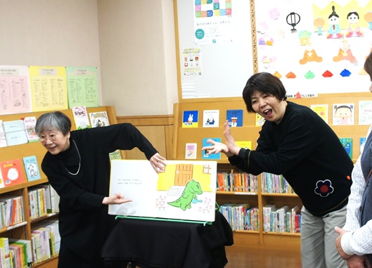 写真1 ：『バルボンさんのおでかけ』の読み聞かせの様子。1