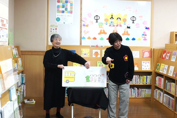 写真2 『バルボンさんのおでかけ』の読み聞かせの様子。2