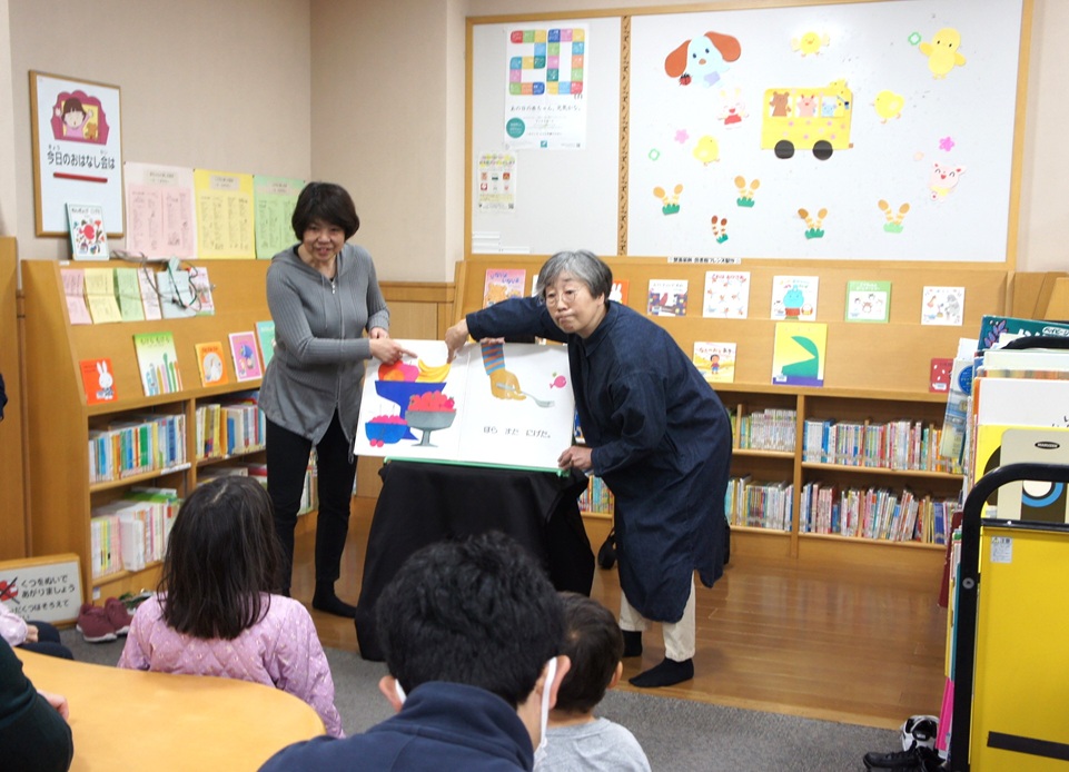 写真1『きんぎょがにげた』と『やさいさん』の読み聞かせの様子。