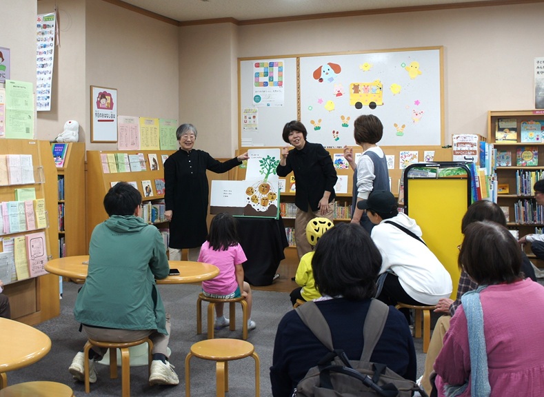 写真2『きんぎょがにげた』と『やさいさん』の読み聞かせの様子。