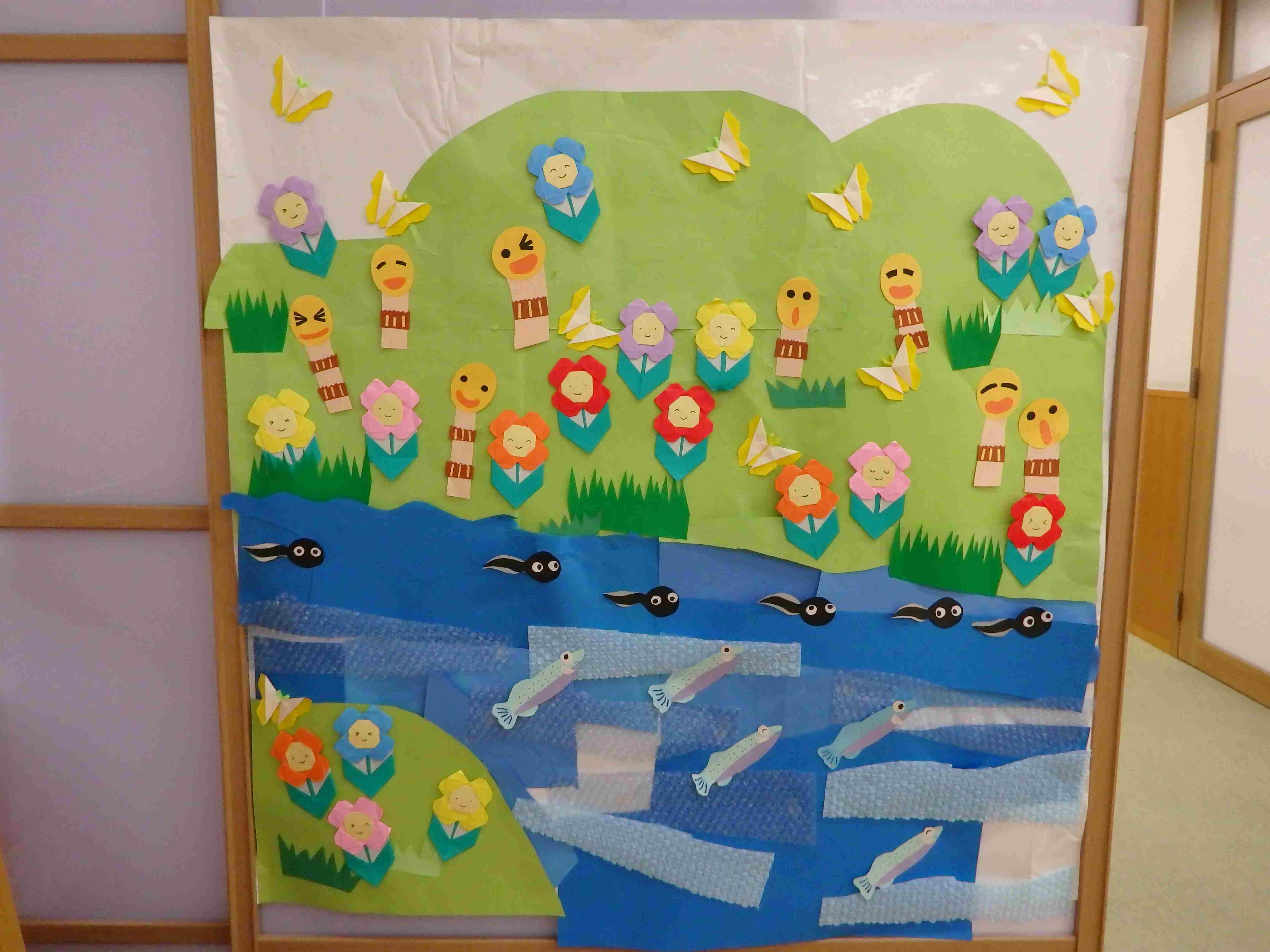 画像：花やちょうちょでいっぱいの千里丘図書館壁面飾り。