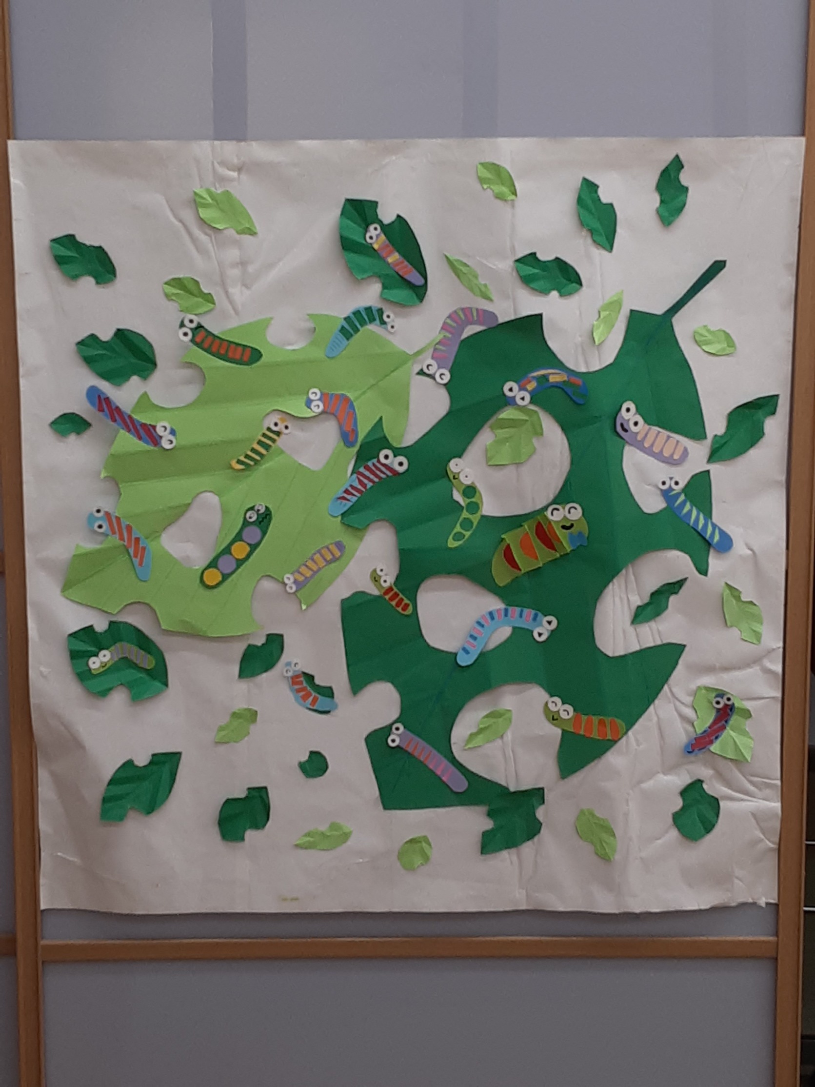 画像：緑の葉っぱをおいしそうに食べているあおむしさんたち。葉っぱは穴だらけになっています。