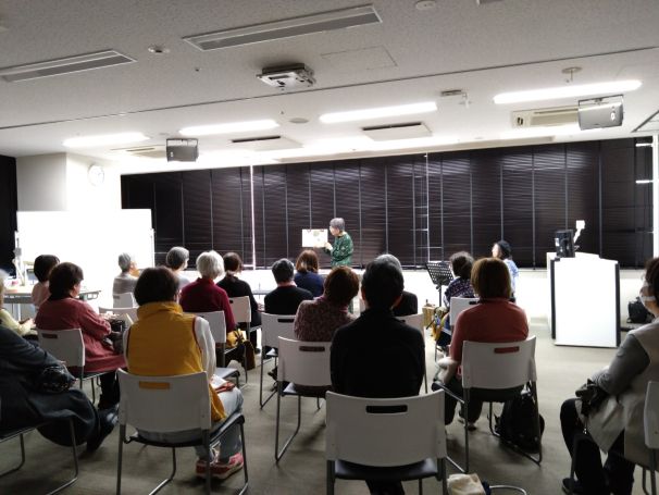 写真：絵本の朗読に聞き入る参加者