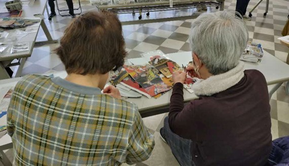 画像1　参加者が作品を作っている様子