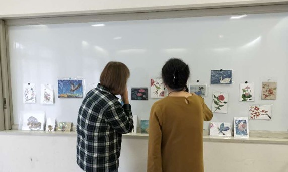 画像2　講師が参加者へアドバイスしている様子