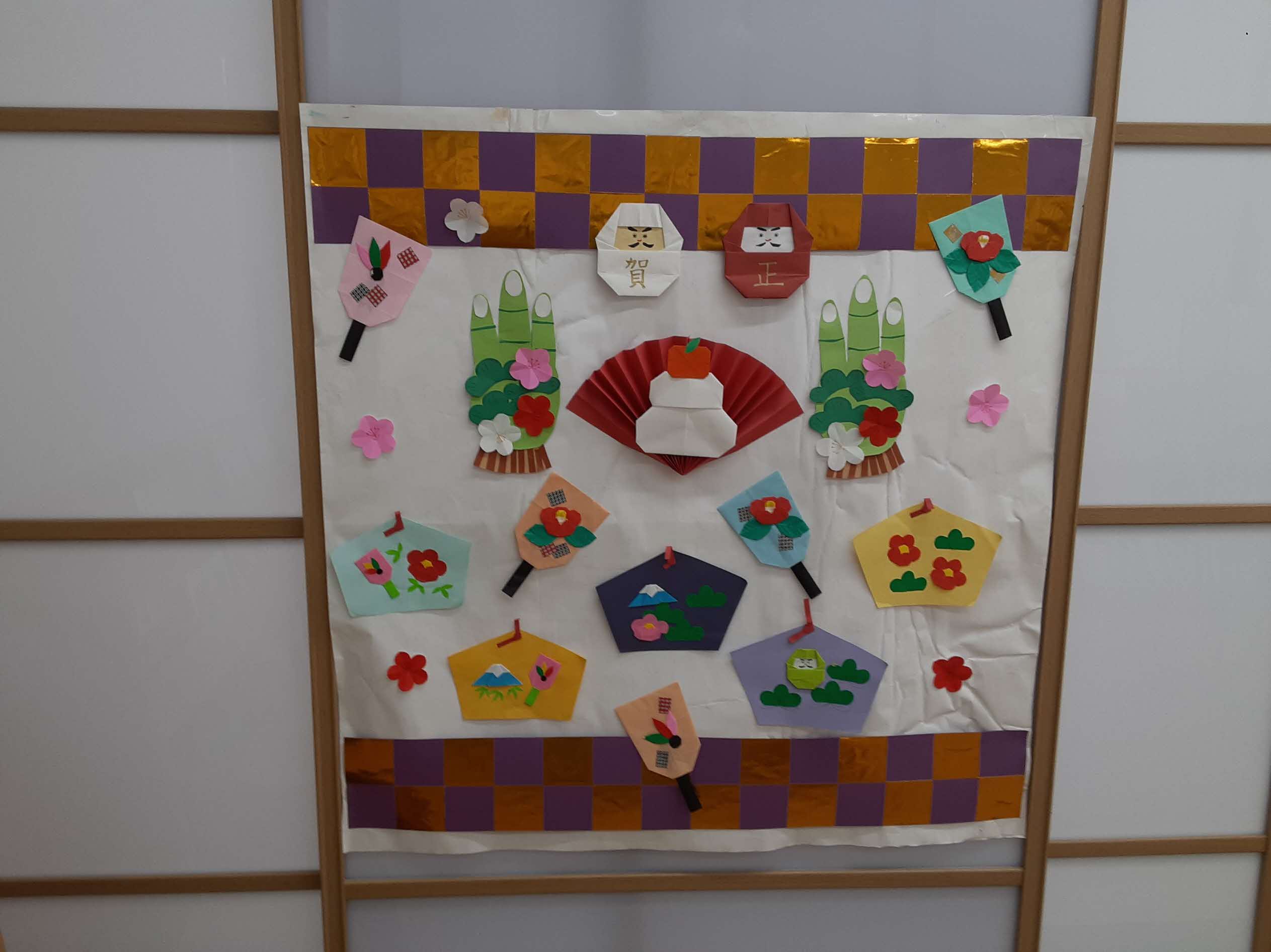 写真：門松やだるまさん、絵馬、羽子板など、華やかでお正月らしい装飾。