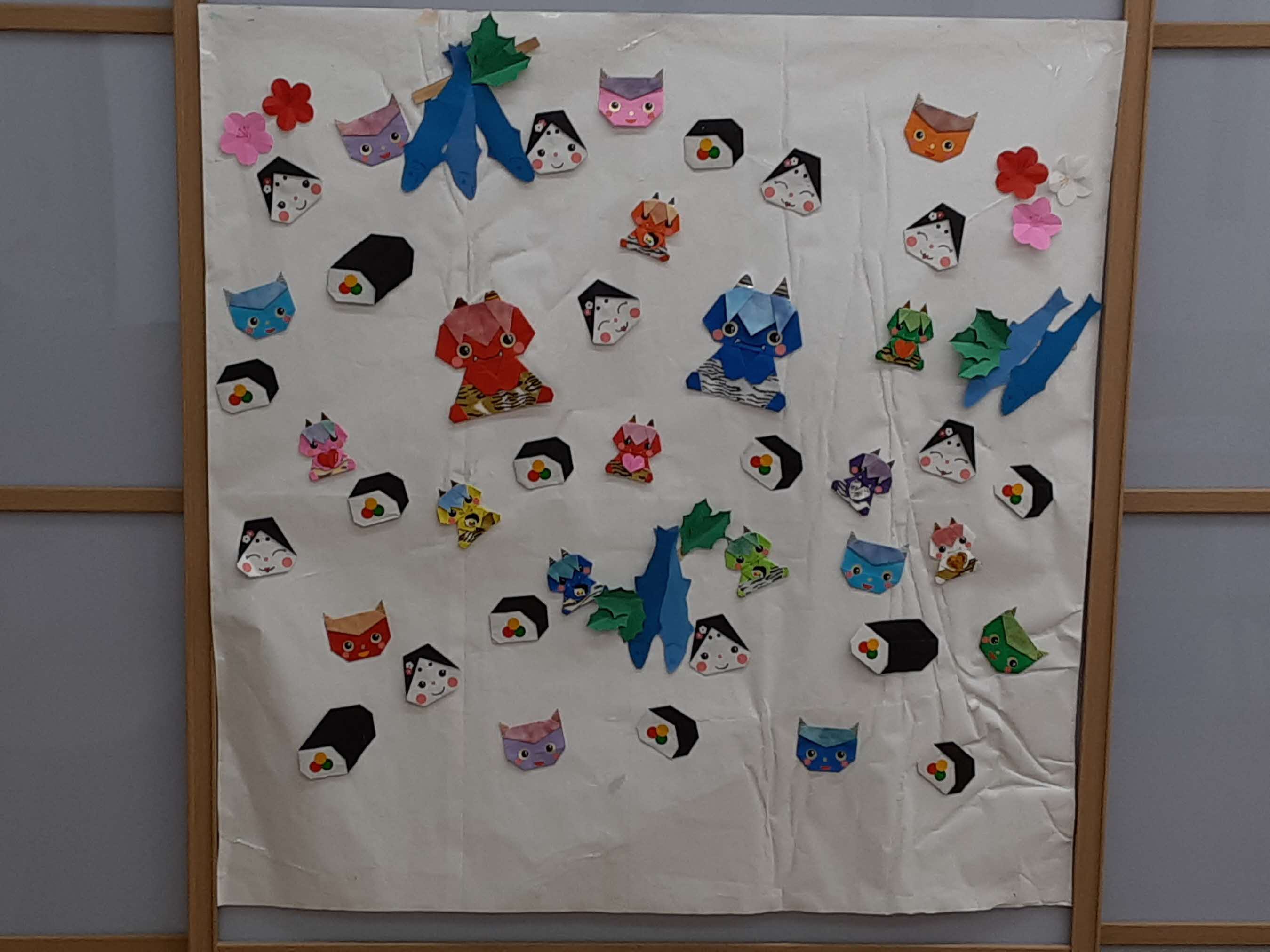 写真：折り紙で作った恵方巻、ヒイラギの枝に焼いたイワシをさしたやいかがし、たくさんの鬼たち。