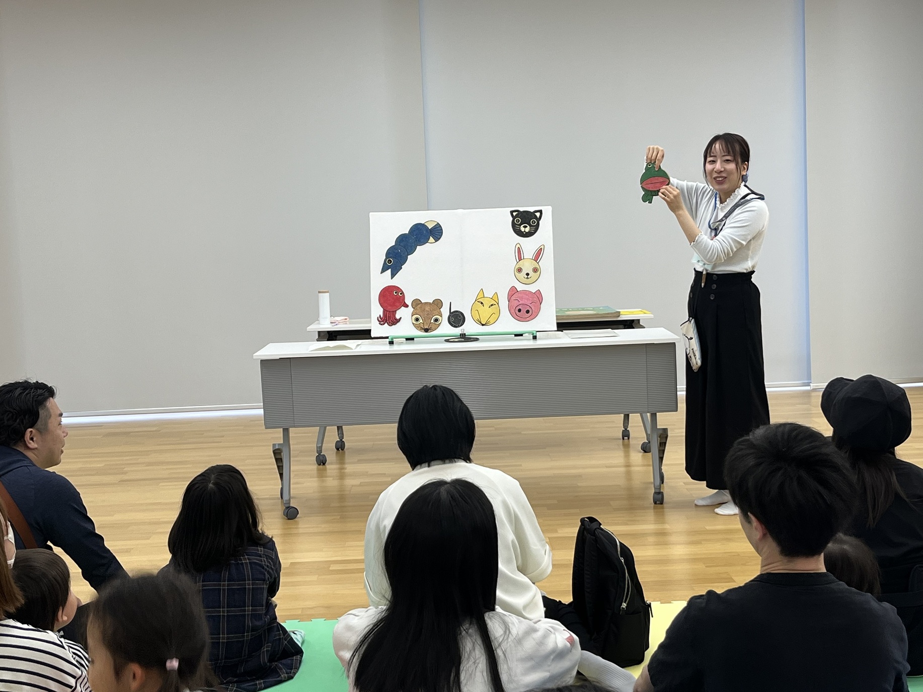 写真てあそび『はじまるよ、はじまるよ』を一緒にしている参加者の様子