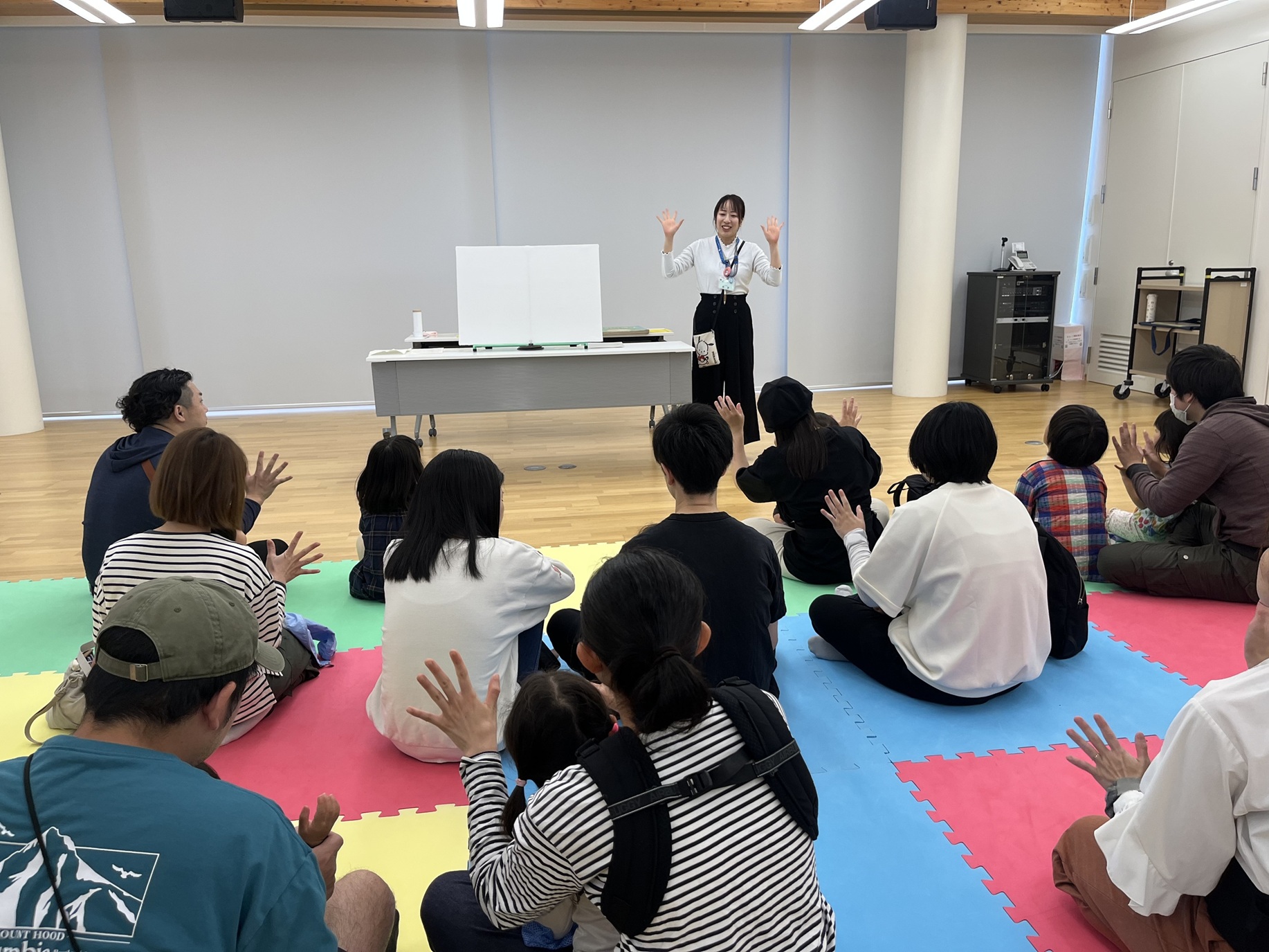 写真パネルシアター『まんまるさん』でどんな動物が登場するのか注目している参加者の様子