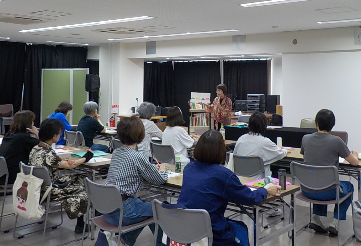 講師のお話を熱心に聞く受講生たち