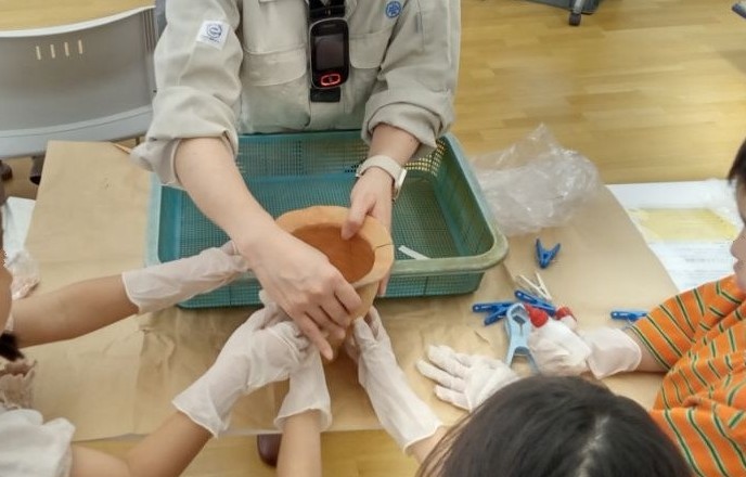 講師のサポートを受けながら、破片の接合にチャレンジする参加者