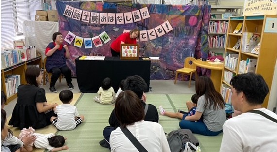 紙芝居を親子で見ている様子。