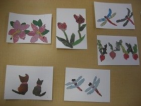 写真3　机の上に並べた参加者の作品