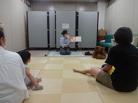 実習生の読み聞かせの様子