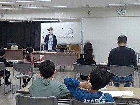 点字のおはなしを聞く参加者の様子。