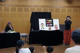 写真2　パネルシアター「バーベキュー」の様子。