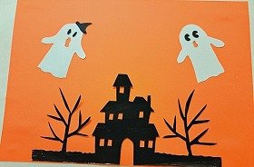 切り絵などによるハロウィンがテーマの壁面装飾。