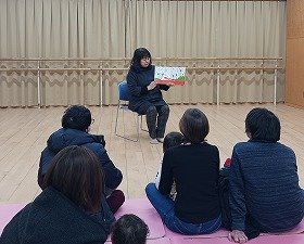 写真1：絵本『へびくんのおさんぽ』の読み聞かせをしている様子