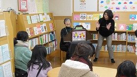 写真『おひなさまがうまれたよ！』の読み聞かせの様子。