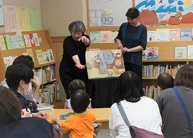 「もりのおふろ」の読み聞かせの様子。