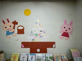 写真終了時、積み上がったお月見だんごの壁面装飾