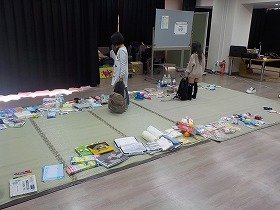画像1　防災リュック体験の様子