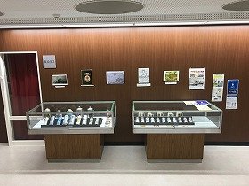 記念缶などの展示。