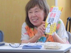 写真参考書の説明をする講師