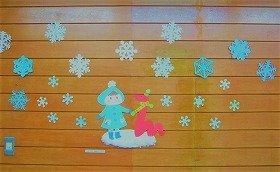 写真2　子供と蛇が手をつないでいる装飾